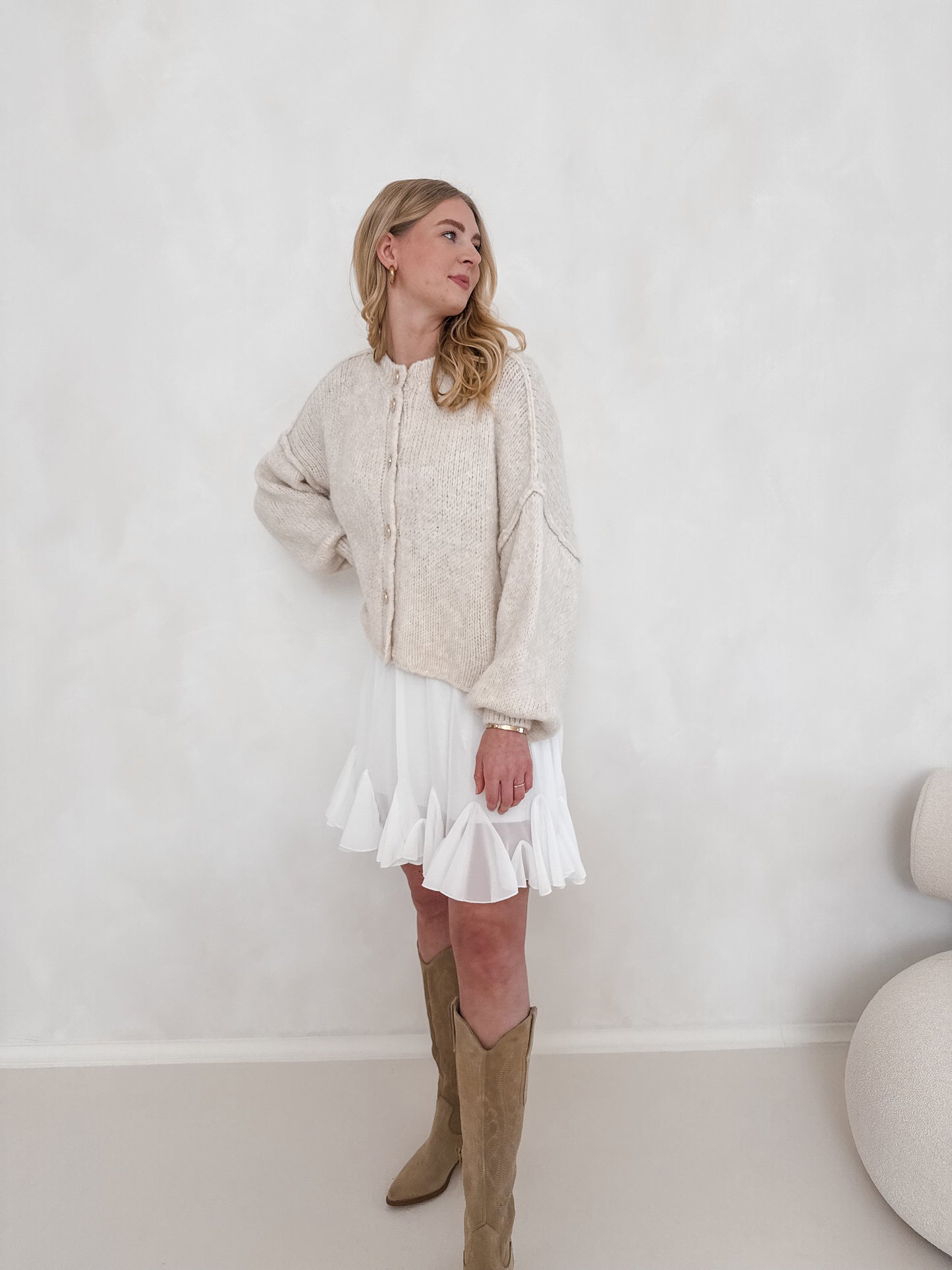 Cardigan mit goldenen Knöpfen Kurz