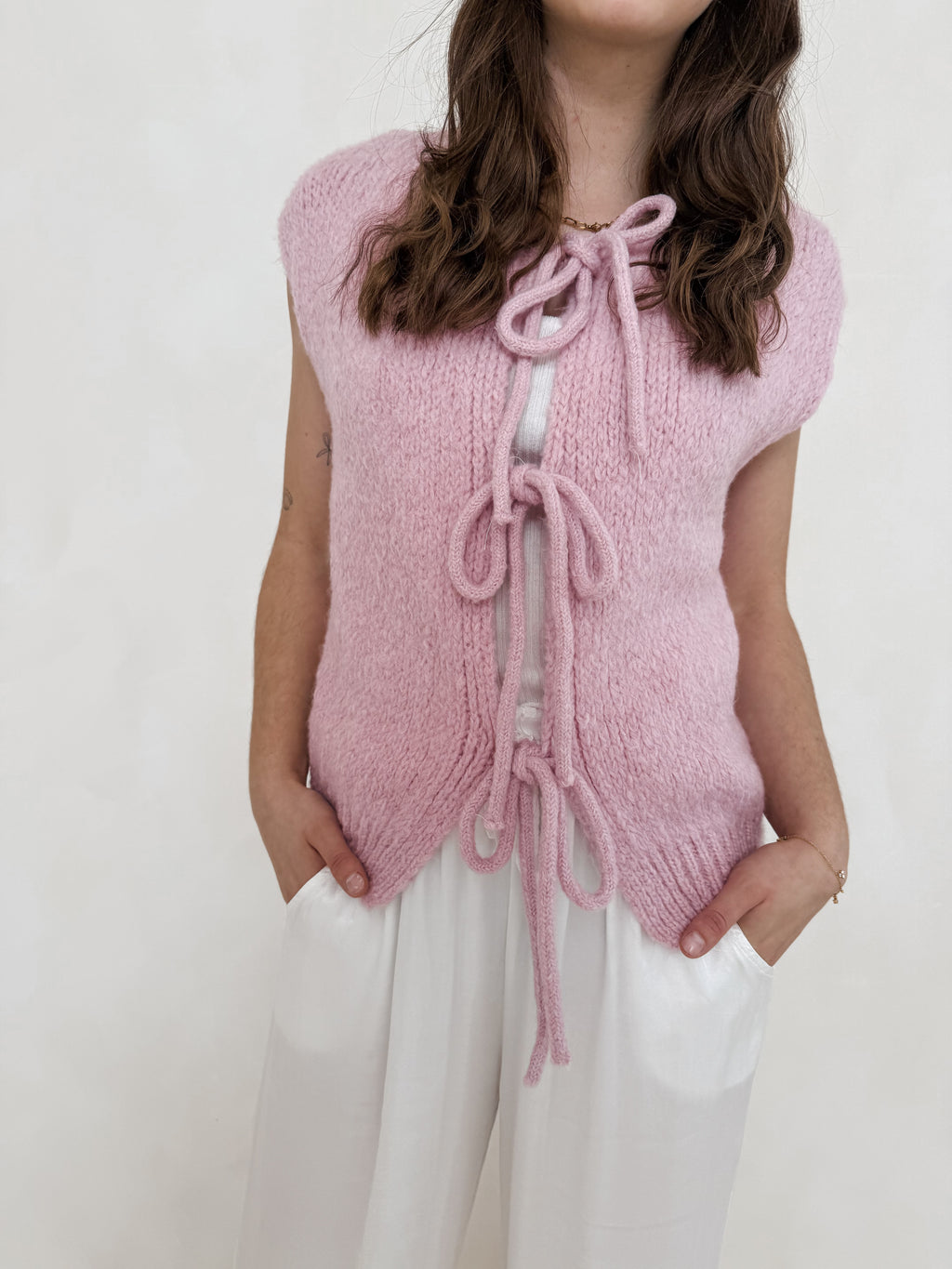 Strickweste mit Schleifen