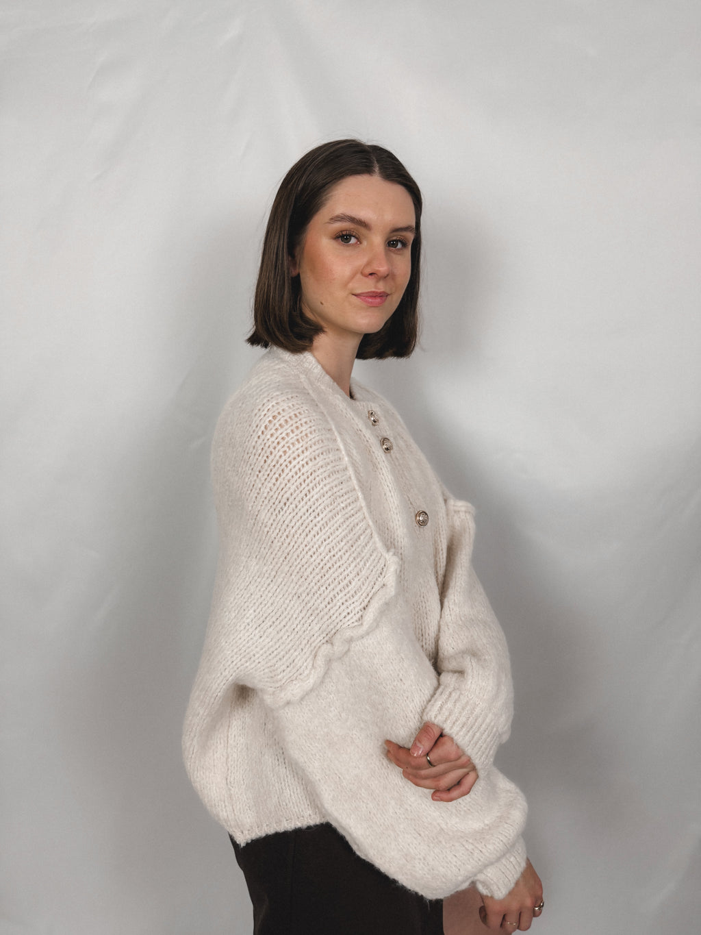 Cardigan mit goldenen Knöpfen Kurz