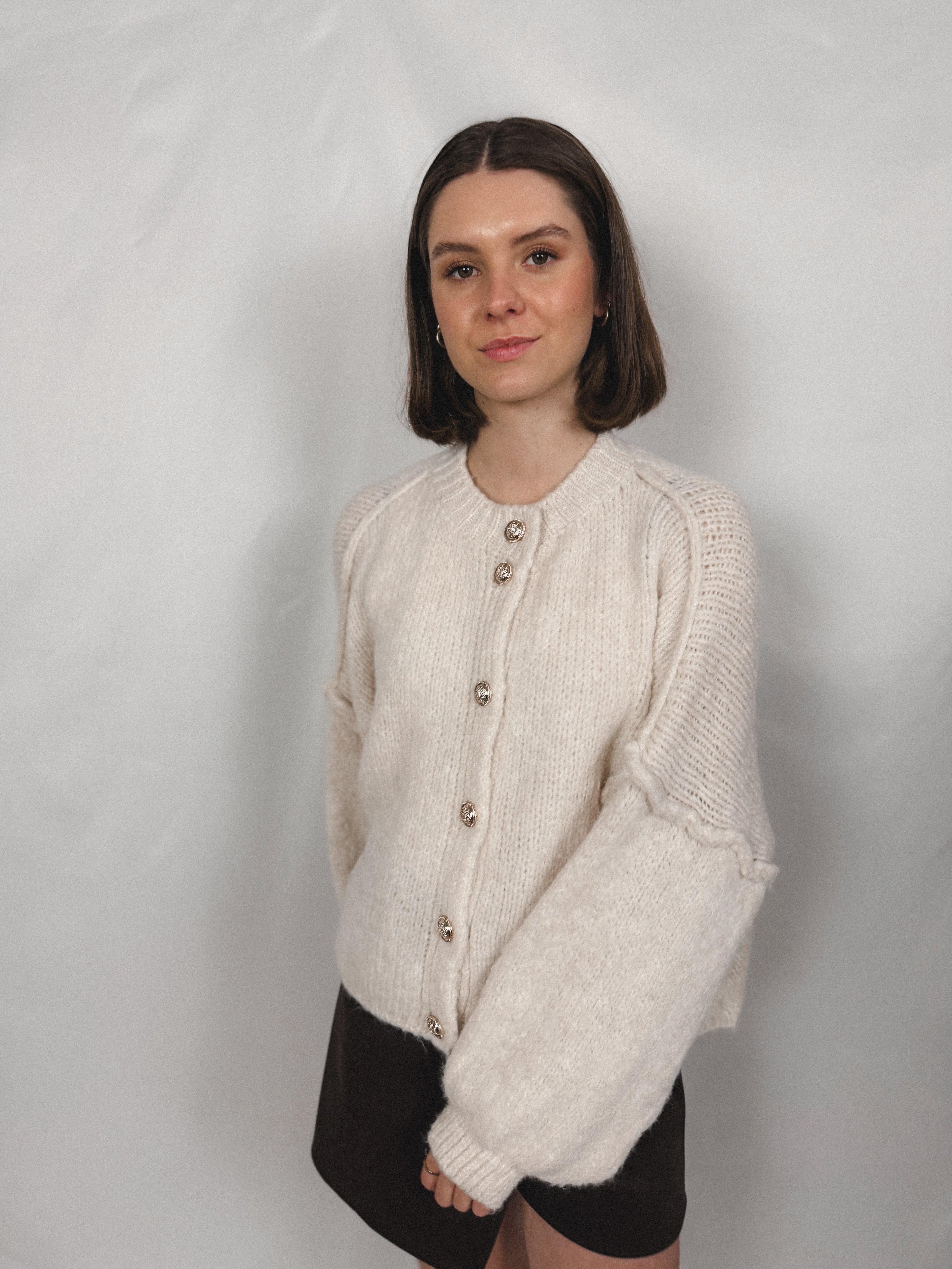 Cardigan mit goldenen Knöpfen Kurz