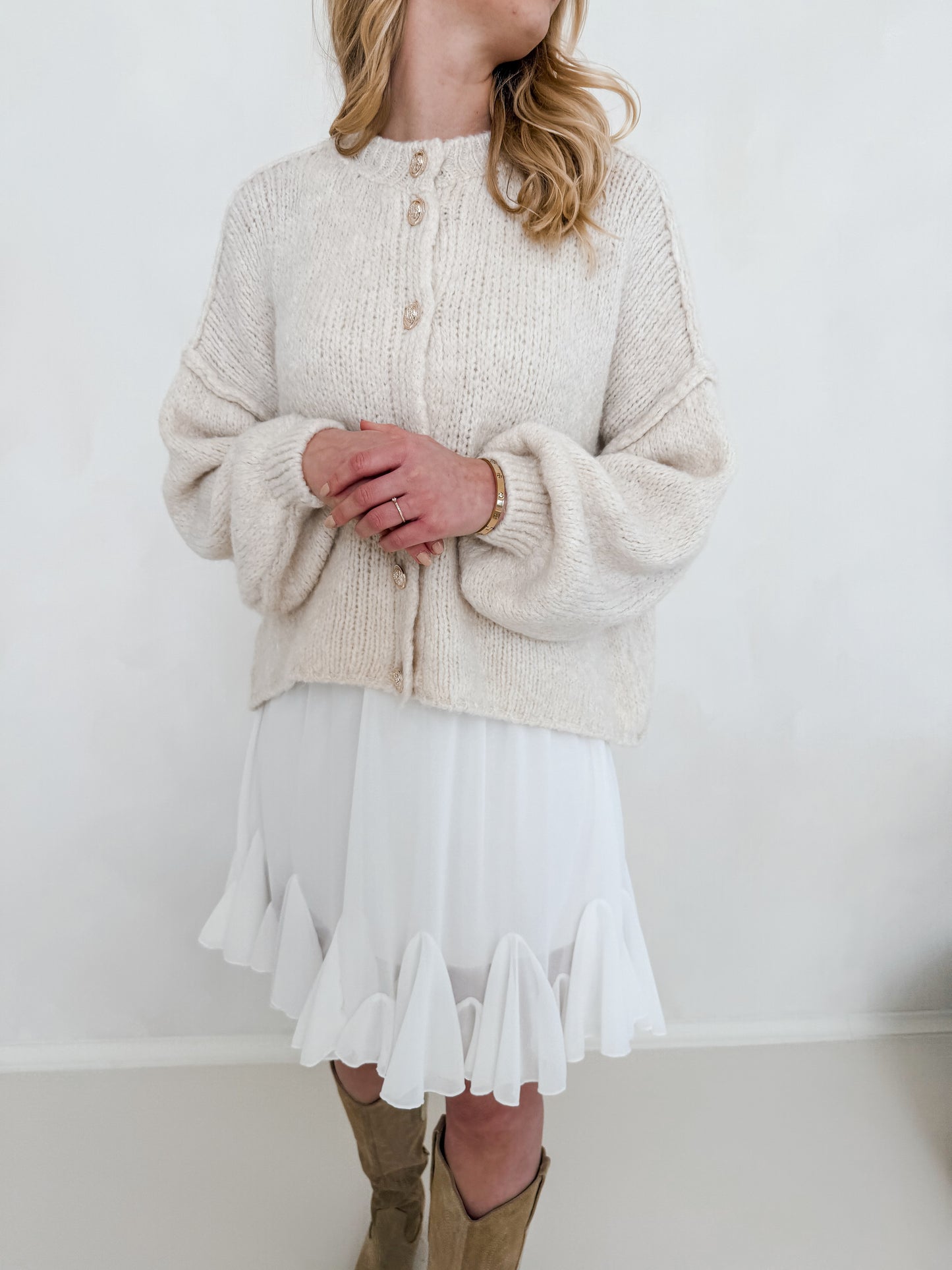 Cardigan mit goldenen Knöpfen Kurz