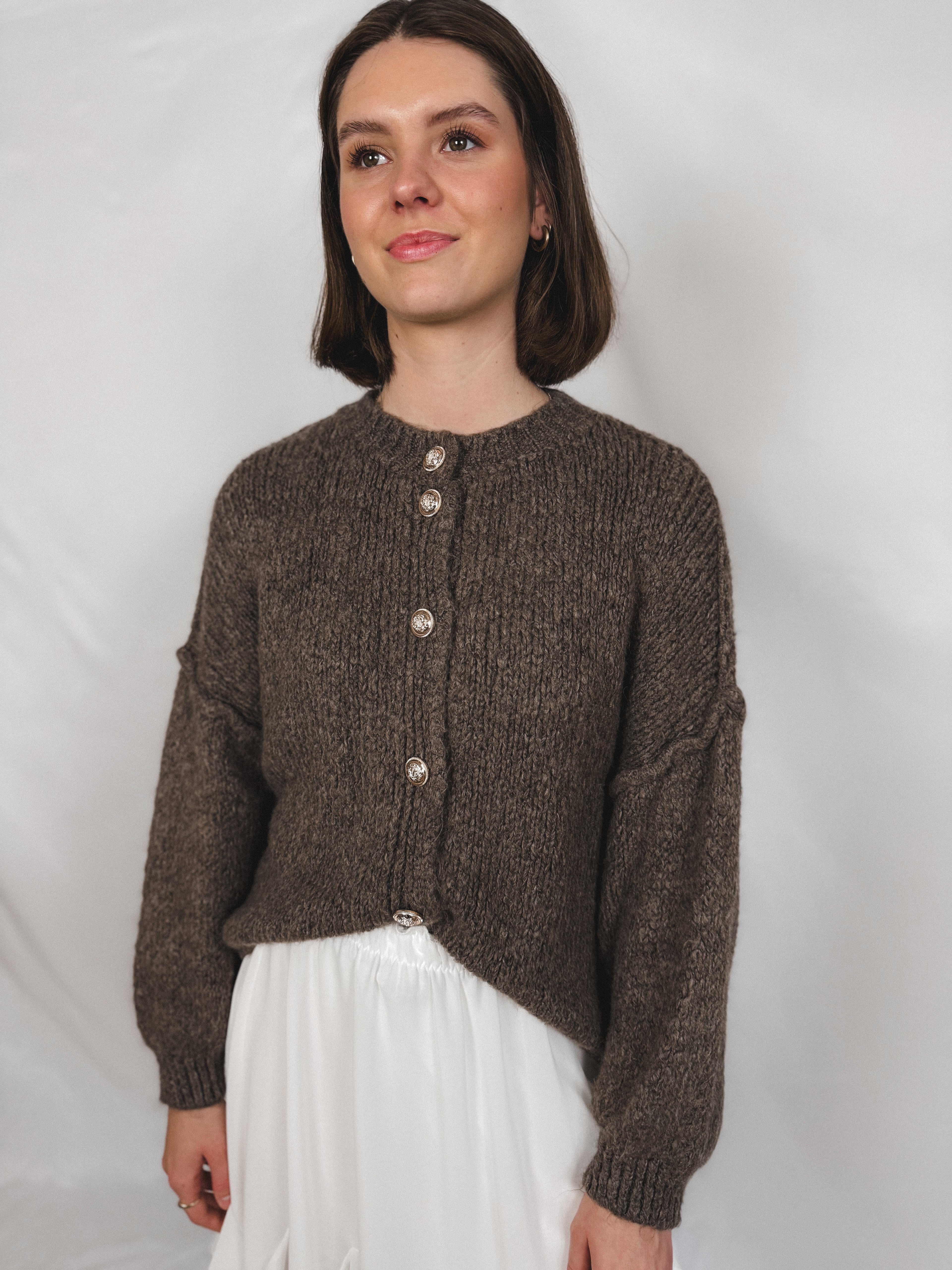 Cardigan mit goldenen Knöpfen Kurz