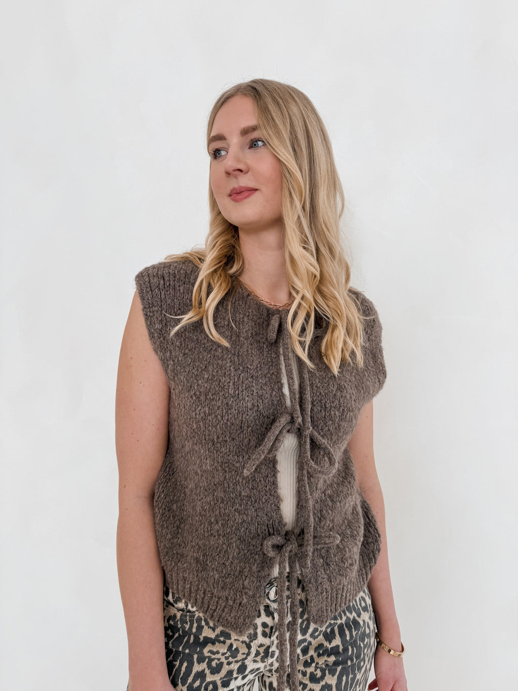 Strickweste mit Schleifen