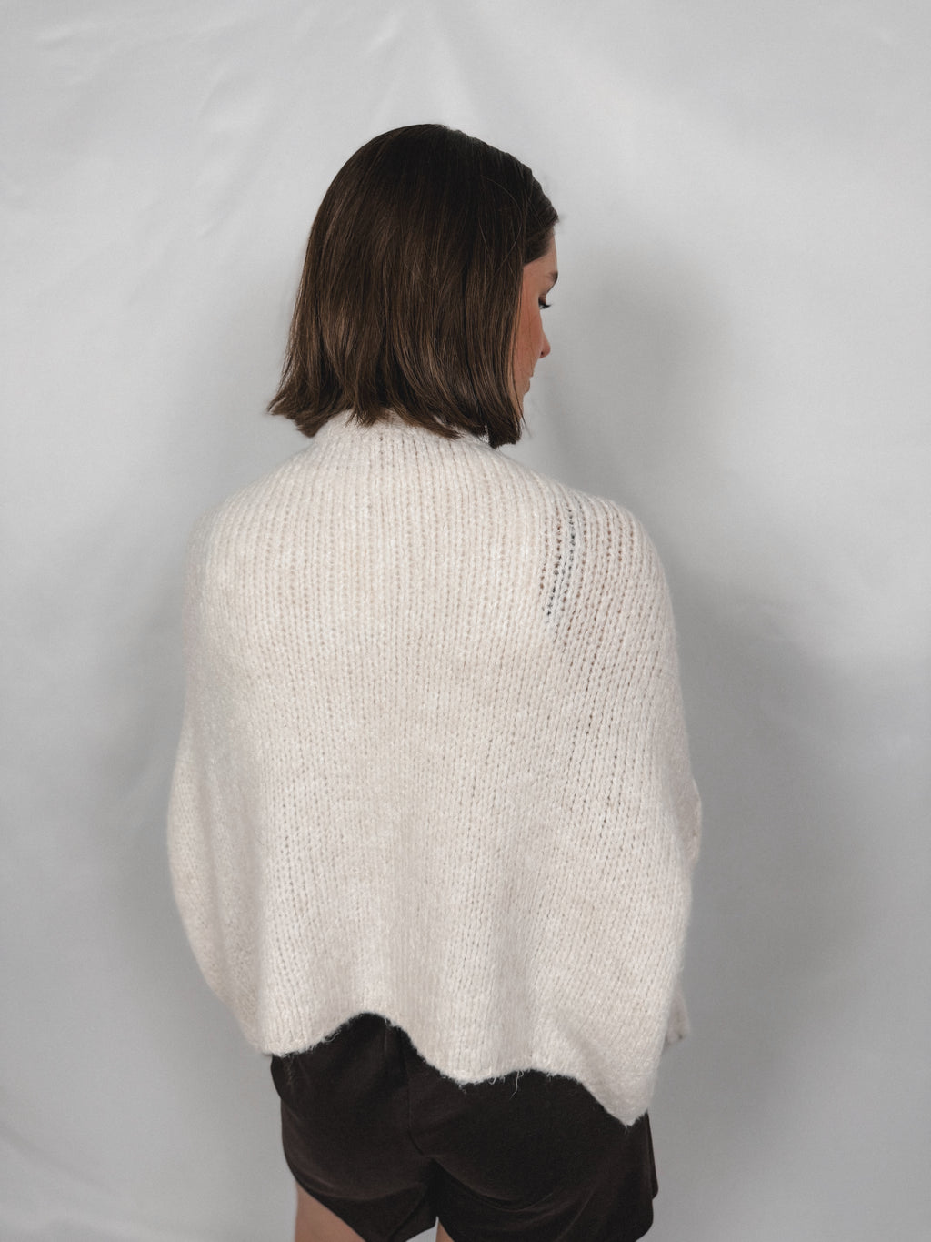 Cardigan mit goldenen Knöpfen Kurz