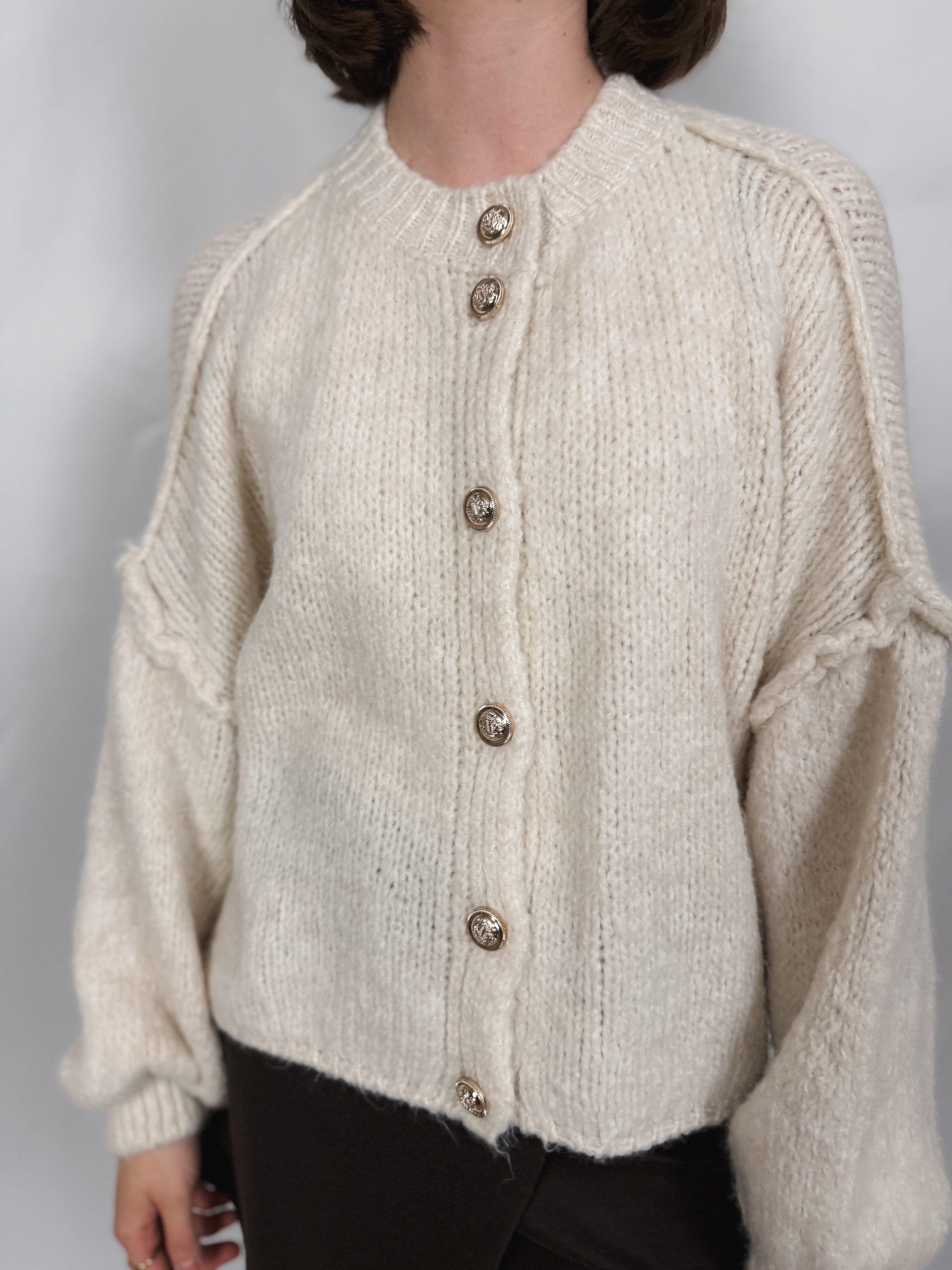 Cardigan mit goldenen Knöpfen Kurz