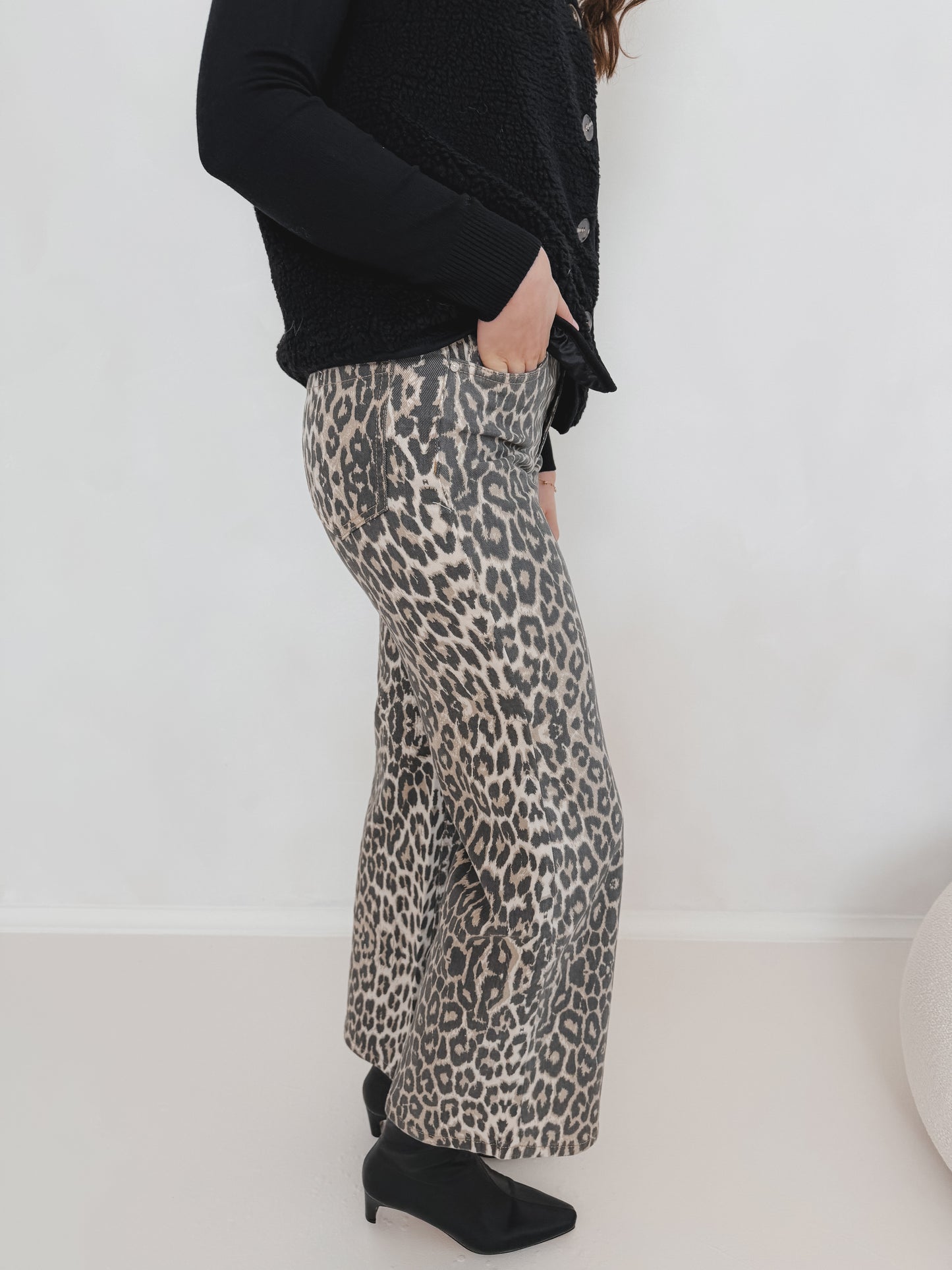 Wide Leg Leo Jeans