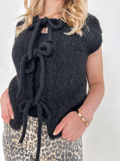 Strickweste mit Schleifen